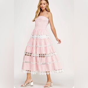 Eyelet tube strapless dress in cotton crochet lace.